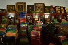 Des piles de livres et des tableaux de l'époque victorienne à la bibliothèque McMillan datant de l'époque coloniale, le 24 juillet 2018 à Nairobi, au Kenya