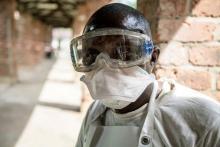 Cette photo fournie par l'Unicef le 13 mai 2018 montre un membre du personnel sanitaire portant des protections contre le virus Ebola à l'hopital de Bikoro, en RDC, où une flambée de la fièvre hémorra