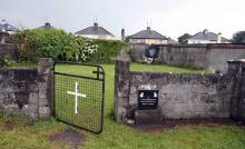 Sanctuaire en mémoire des enfants enterrés dans une fosse commune après leur naissance dans le foyer St Mary des sœurs du Bon Secours de Tuam (ouest de l'Irlande), le 9 juin 2014