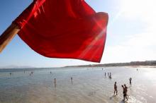 Drapeau rouge sur une plage de Charm el-Cheikh en Egypte, avertissant du danger des requins, le 8 décembre 2010