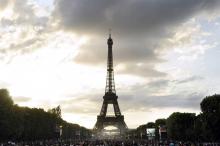 La tour Eiffel, près de laquelle sera retransmise la finale du Mondial de foot sur écran géant, sera fermée dimanche, pour raisons de sécurité, a annoncé jeudi la direction du monument