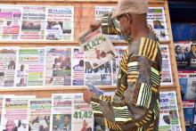 Un homme achète un quotidien rapportant les résultats du premier tour de l'élection présidentielle au Mali, le 3 août 2018 à Bamako.