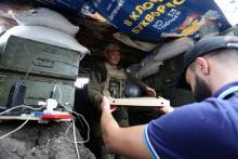 Aleksey Kachko, co-propriétaire de la pizzeria "Pizza Veterano", à Marioupol, en Ukraine, livre des soldats postés sur le front face aux sépratistes pro-russes, le 19 juillet 2018