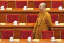 Maître Xuecheng arrive à une réunion de la Conférence consultative politique du peuple chinois (CPPCC), à Pékin le 3 mars 2014