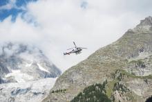 Un hélicoptère est à la recherche des alpinistes italiens dans le massif du Mont Blanc (Haute-Savoie) le 10 août 2018