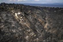 Vue aériennes des dégâts provoqués par les incendies près du village de Mati, en Grèce, le 24 juillet 2018.
