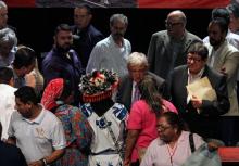 Le président mexicain élu Andrés Manuel López Obrador (C) participe à un forum de discussions avec les victimes de la violence qui mine le pays, dans la ville de Ciudad Juárez, le 7 août 2018