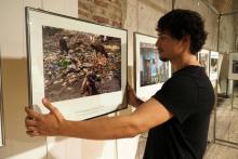 Installation des photos du jounaliste américain Andrea Bruce au festival Visa pour l'image dans le Couvent des minimes à Perpignan, le 23 août 2018