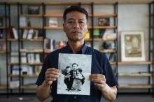 Le Sud-Coréen Hwang In-cheol montre une photo de son père, enlevé en Corée du Nord, pendant une interview à Séoul le 16 août 2018