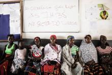 Des femmes et futures mères attendent de recevoir une aide médicale à la maternité de Murrupelane, le 5 juillet 2018 dans le nord du Mozambique