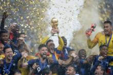 Le capitaine de l'équipe de France Hugo Lloris soulève la Coupe du Monde, après la victoire des Bleus 4-2 face à la Croatie en finale, le 15 juillet 2018 à Moscou
