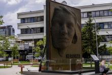 "Heroïnes": ce monument érigé à Pristina rend hommage aux femmes du Kosovo durant le conflit entre indépendantistes kosovars albanais et forces serbes (1998-99)