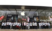 Des militants de l'association Attac mobilisés devant un magasin Apple à Aix-en-Provence pour protester contre la politique d'optimisation fiscale du géant américain, le 7 avril 2018