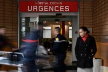 Les vagues de chaleur inquiètent le personnel des urgences de l'hôpital Cochin à Paris, qui se trouve affecté fortement par la canicule