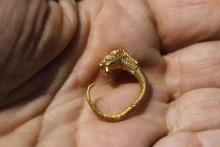 Boucle d'oreille en or de style héllénistique, datant de 2.200 ans et représentant la tête d'un animal à cornes. Le bijou a été découvert à Jérusalem sur le site appelé "Cité de David". Photo prise le