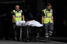 Évacuation du corps d'un Algérien ayant attaqué au couteau les agents d'un commissariat de Cornellà de Llobregat, ville proche de Barcelone, avant d'être abattu, le 20 août 2018