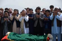 Des Afghans de confession chiite prient à Kaboul le 16 août 2018 lors de funérailles au lendemain d'un attentat-suicide visant cette minorité