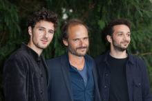 Thomas Lilti, entouré par les acteurs Vincent Lacoste et William Lebghil, lors de la présentation de "Première année" au festival du film d'Angoulême, le 25 août 2018