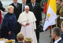 Le pape François accueilli à l'aéroport de Vilnius par la présidente lituanienne Dalia Grybauskaite le 22 septembre 2018
