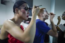 Un groupe d'acteurs travestis se préparent avant un spectacle de drag queens à Pékin le 12 septembre 2018