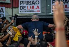 L'ex-président brésilien Luiz Inacio Lula da Silva porté par des partisans, le 7 avril 2018, à Sao Bernardo do Campo, dans la banlieue de Sao Paulo