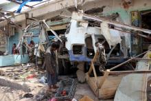 Un enfant yéménite sur le marché de Dahyan près du bus détruit par une frappe dela coalition militaire dirigée par les Saoudiens et qui a tué plusieurs dizaines d'enfants