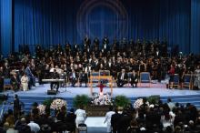 Fans, stars de la musique, comme Stevie Wonder, ou ancien président, comme Bill Clinton, ils étaient nombreux à assister aux obsèques d'Aretha Franklin, à Detroit dans le Michigan le 31 août 2018