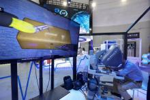 Un système de robot chirurgical présenté à l'Exposition mondiale sur l'intelligence artificielle, le 18 septembre 2018 à Shanghai