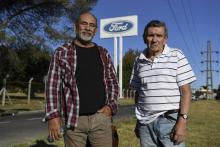 Carlos Propato (g) et Pedro Troiani, anciens ouvriers de l'usine argentine Ford à General Pacheco, lors d'une interview avec l'AFP le 16 mars 2018 à Buenos Aires