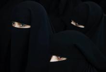 La burqa doit-elle être interdite dans l'espace public? Un canton suisse organise dimanche un référendum sur cette question sensible