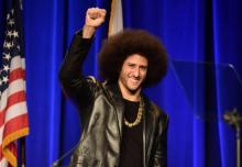 L'ancien quarterback des San Francisco 49ers, Colin Kaepernick, qui a lancé un mouvement de boycott de l'hymne américain pour dénoncer les violences policières et la discrimination raciale, s'adresse 