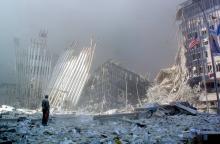 Un homme au milieu des gravats après l'effondrement de la première tour du World Trade Center, le 11