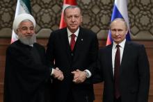 Les présidents iranien Hassan Rohani (G), turc Recep Tayyip Erdogan (C) et russe Vladimir Poutine (D) lors d'un précédent sommet tripartite sur la Syrie le 4 avril 2018 à Ankara