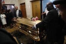 Le cercueil doré d'Aretha Franklin est transporté au cimetière Woodlawn à Detroit, le 31 août 2018