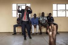Un candidat aux élections parlementaires du royaume de l'eSwatini tente de convaincre les habitants d'un village rural, non loin de Manzini, le 19 septembre 2018