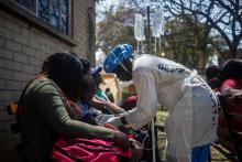 Une infirmière s'occupe de patients souffrant de choléra à Harare, le 11 septembre 2018