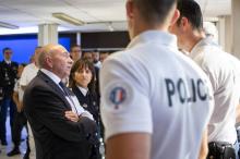 Le ministre de l'Intérieur Gérard Collomb a annoncé lors d'un déplacement à Grenoble le renforcement des effectifs policiers dans cette ville