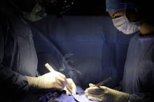 Des chirurgiens pratiquent une opération