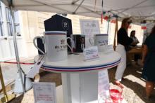 Vente de produits dérivés dans la cour de l'Elysée, lors des Journées européennes du patrimoine, le 15 septembre 2018 à Paris