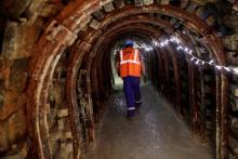 Un homme marche dans le tunnel durant la construction d'un tunnel du Grand Paris Express, à Montreui