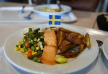 Le drapeau suédois planté dans un plat servi dans un restaurant Ikea