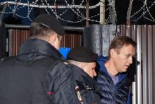 Des policiers arrêtent l'opposant russe Alexeï Navalny à l'extérieur du centre de détention, le 24 septembre 2018 à Moscou