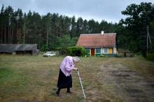 Ianina Statchko, 88 ans, arrivée de France il y a 70 ans, devant sa maison du village de Kodi, au Bélarus, le 11 août 2018
