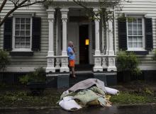Un Américain nettoie sa maison inondée à New Bern en Caroline du Nord, le 15 septembre 2018