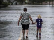 Des habitants pris dans les inondations à Lumberton, en Caroline du Nord, le 15 septembre 2018 après le passage de de l'ouragan Florence sur la côte sud-est américaine