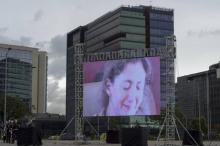 Un video-imagen durante la ceremonia conmemorativa del décimo aniversario de la operación militar que liberó a la colombofrancesa y excandidata presidencial Ingrid Betancourt (en la pantalla), el 3 de