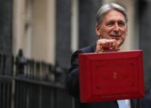 Le ministre des Finances britannique, Philip Hammond, avec la "Budget Box" à Londres le 29 octobre 2018