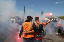 Des cheminots en grève manifestent le 3 mai 2018 à Paris devant l'Ecole Militaire