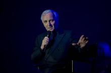 Charles Aznavour lors d'un concert à Tours le 23 novembre 2011.