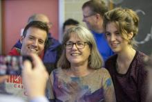 Donna Strickland (c) célèbre son prix Nobel de physique avec ses collègues et étudiants de l'université de Waterloo, le 2 octobre 2018 au Canada